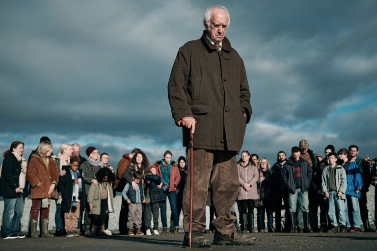 As Jackie’s maverick investigation collides with Bull’s official one, old accusations resurface and the pair must put aside years of mistrust before the town’s simmering tensions ignite into violence.